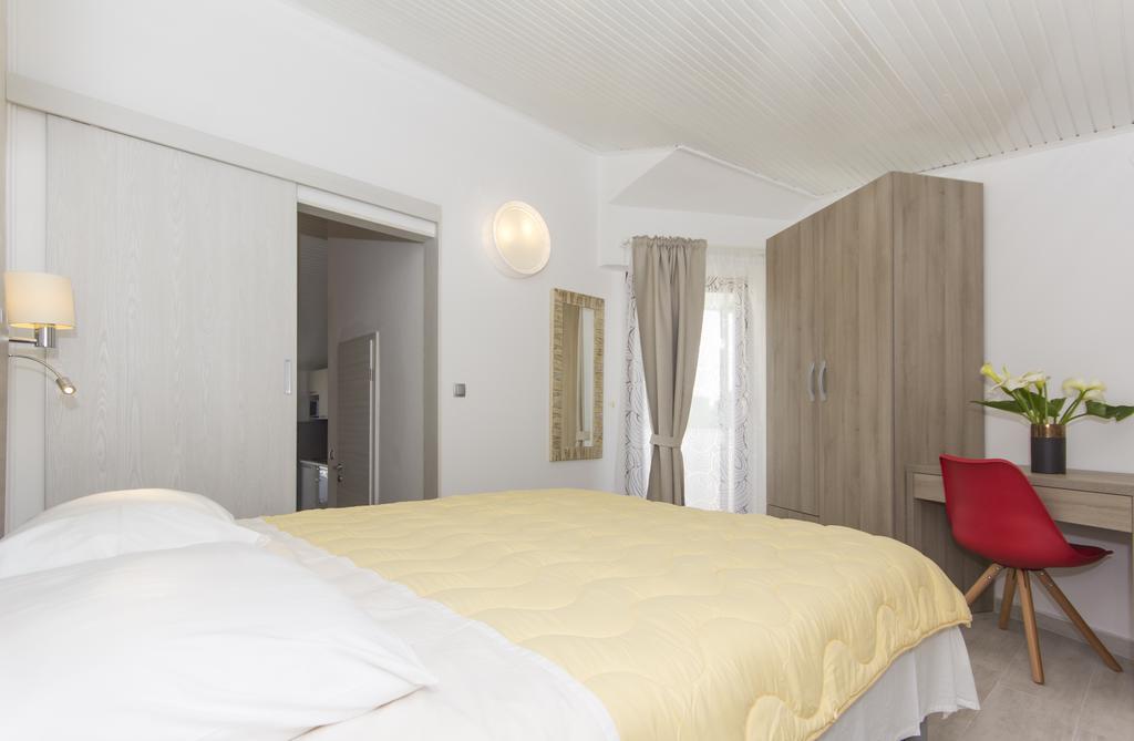 Alison Apartments Premantura Eksteriør billede